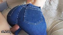 Irmã de o excitada fode em jeans rasgado e leva um monte de porra
