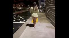 eio na praia em vestido curto